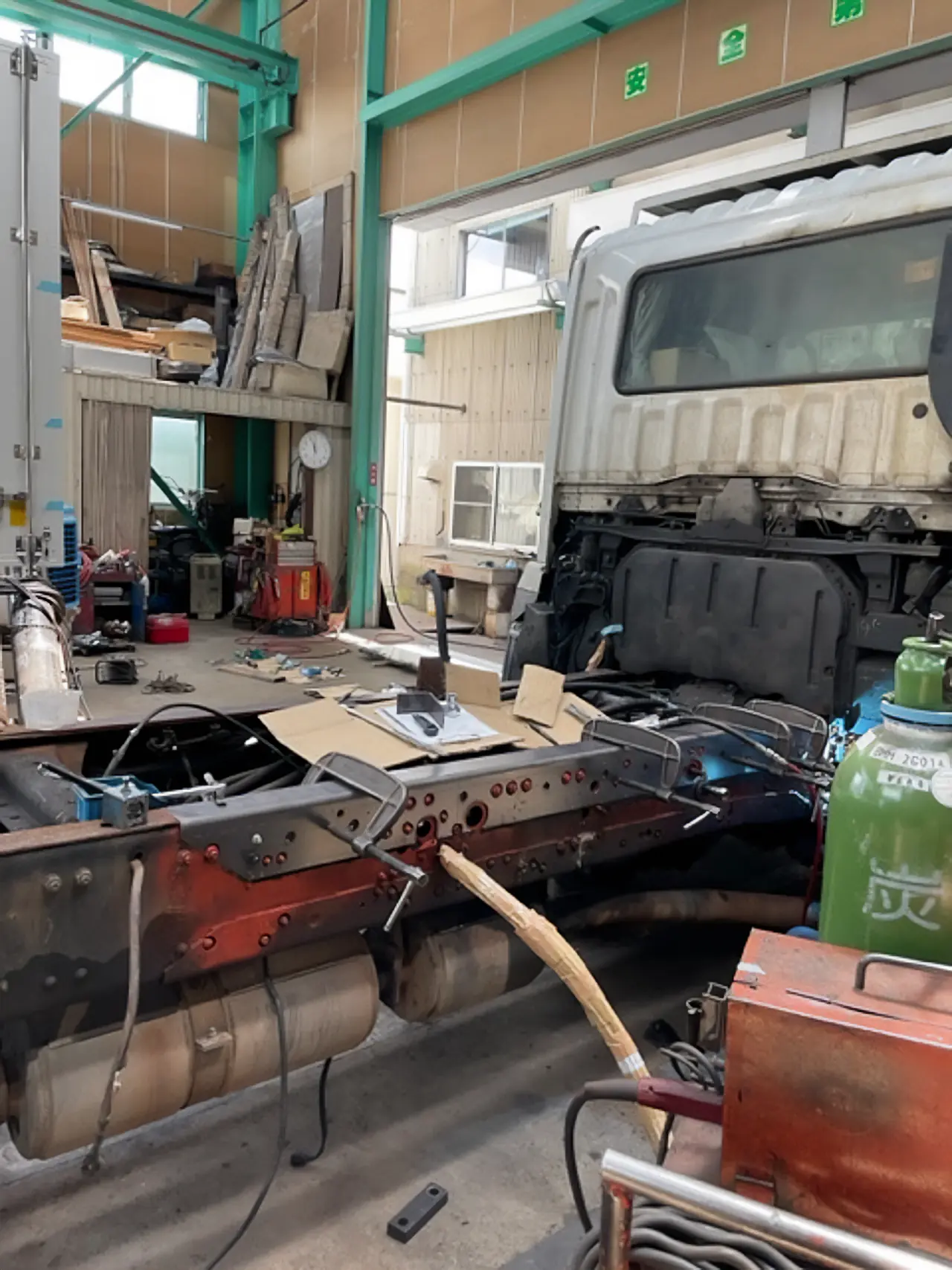 分解整備によりフレームがあらわになった大型トラック
